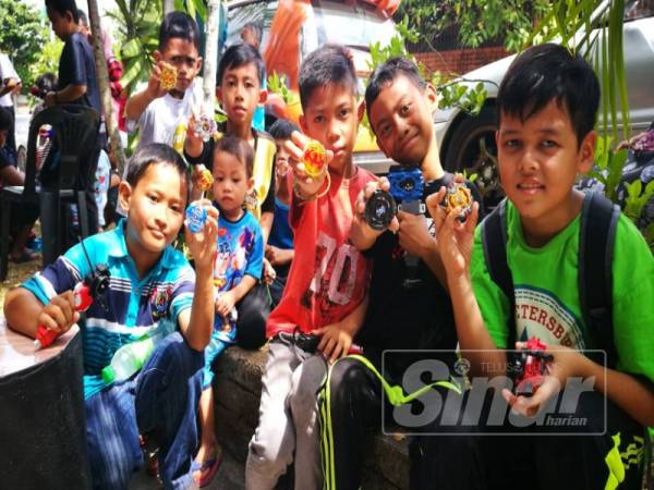 Sebahagian kanak-kanak yang menyertai Beyblade Kuterer Challenge 2.0 yang diadakan di pekarangan Warung Satey Cikeng Mamamia, semalam.
