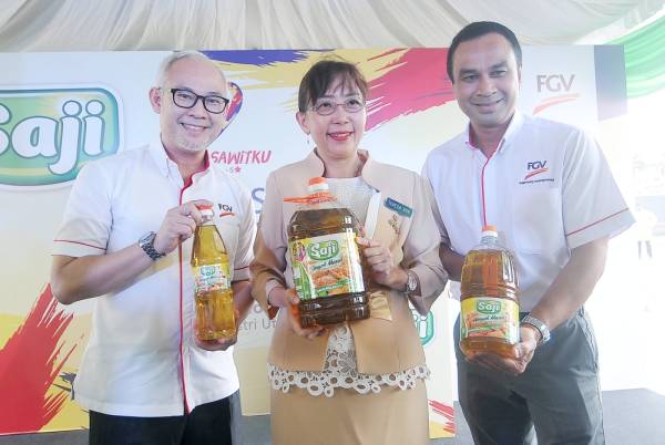 Teresa melancarkan Kempen Saji Sayangi Sawitku bersama Haris Fadzilah (kiri) dan Pemangku Ketua Pegawai Eksekutif Delima Oil Products, Bhd Shammim Kamruzaman (kanan), di Shah Alam, baru-baru ini.