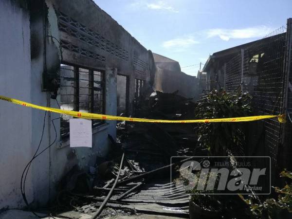 Keadaan rumah yang terbakar menyebabkan seorang warga emas OKU rentung.
