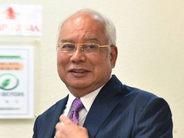 Najib Tun Razak tiba di Mahkamah Tinggi bagi prosiding perbicaraan kes yang dihadapinya membabitkan dana SRC International Sdn Bhd berjumlah RM42 juta di Kompleks Mahkamah Kuala Lumpur hari ini. - FOTO BERNAMA