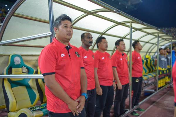 Aidil (kiri) berharap kemenangan ke atas PKNS FC pada suku akhir pertama mampu melonjakkan motivasi pemainnya untuk mengatasi Kuala Lumpur malam esok. - Foto: AHMAD ZAKI OSMAN