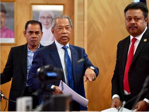 Menteri Dalam Negeri, Tan Sri Muhyiddin Yassin (tengah) hadir pada sidang media di Kementerian Dalam Negeri hari ini. - Foto Bernama