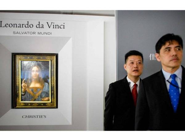 Gambar yang diambil pada 13 Oktober 2017 menunjukkan Jerry Chun Shing Lee (kanan) pada upacara membuka tirai lukisan Salvator Mundi, karya pelukis tersohor, Leornardo da Vinci di bilik pameran rumah lelong Christie di Hong Kong.