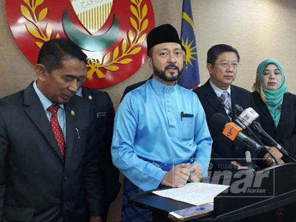 Mukhriz pada sidang akhbar di Wisma Darul Aman, petang tadi.