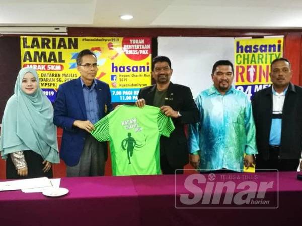 Md Nordin (dua dari kiri) dan Farook Hassan (tiga dari kanan) ketika sidang media penganjuran Larian Amal Hasani Charity Run 2019 di sini petang tadi.