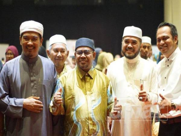 Dr Khairuddin (tengah) bersama Dr Nik Zawawi Saleh dan Ahmad Dasuki (kiri).