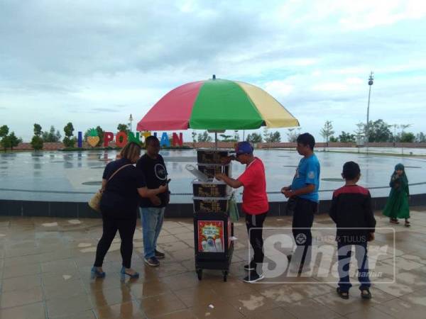 Abam ale-ale gigih menjaja epok- epok di tepi laut Pontian, Johor. 