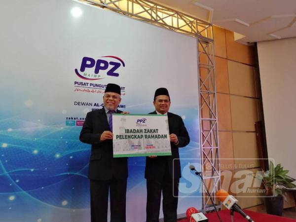 Ahmad Shukri (kanan) pada sidang media Ibadah Zakat Pelengkap Ramadan di bangunan PPZ-MAIWP Taman Shamelin Perkasa, hari ini. 