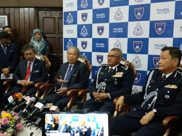 Muhyiddin (tengah) pada sidang media selepas menyaksikan Majlis Serah Terima Tugas Ketua Polis Negara di Pusat Latihan Polis DiRaja Malaysia (PULAPOL) Kuala Lumpur hari ini.  - Foto Bernama