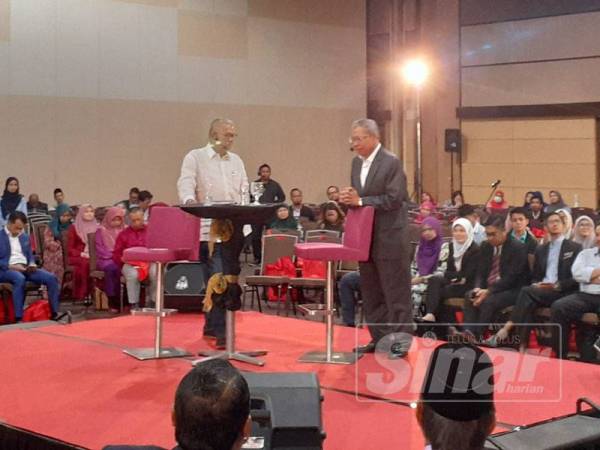 Mustapa ketika sesi dialog yang diadakan di Shah Alam Convention Centre pagi tadi.