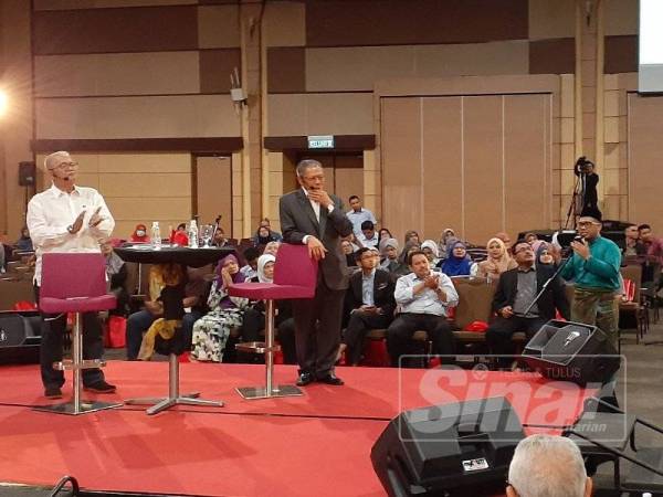 Mustapa Mohamed ketika di Dialogue@Shah Alam bertajuk Malaysia Baharu: Menggarap Sinergi Politikus dan Penjawat Awam di Pusat Konvensyen Shah Alam (SACC) di sini hari ini.