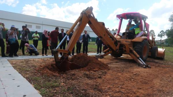 Mukhriz menyempurnakan gimik perasmian majlis pecah tanah di NT Rubber-Seals Sdn Bhd di Kawasan Industri Darulaman di sini, hari ini.