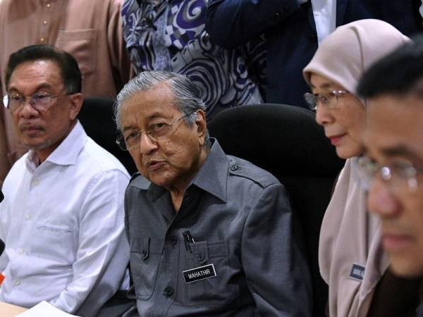 Perdana Menteri Tun Dr Mahathir Mohamad (dua, kiri) yang juga Pengerusi Pakatan Harapan (PH) semasa sidang media selepas mempengerusikan Mesyuarat Majlis Presiden PH di Yayasan Al-Bukhary hari ini. - Foto Bernama