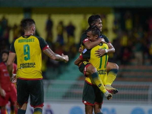 Shakir dipeluk Farhan selepas menjaringkan gol kedua tuan rumah.- Foto: Ahmad Zaki Osman