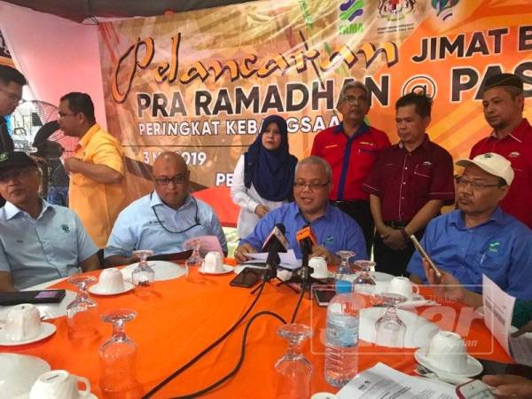 Ishak (tengah) pada sidang media selepas majlis Pelancaran Jimat Belanja Pra Ramadan @ Pasar Tani 2019 Peringkat Kebangsaan di sini semalam.