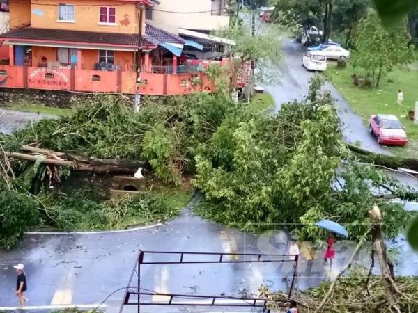 Ribut semalam menjejaskan beberapa lokasi sekitar Rawang.