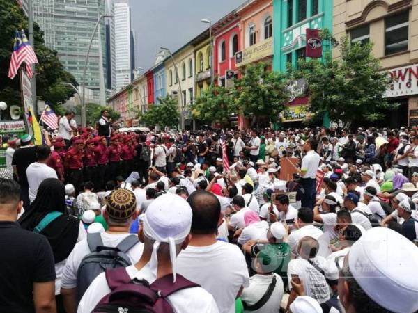 Ribuan peserta berkumpul di hadapan pusat membeli-belah Sogo bagi menyertai Himpunan Pertahan Kedaulatan Islam di sini hari ini. - FOTO ZAHID IZZANI