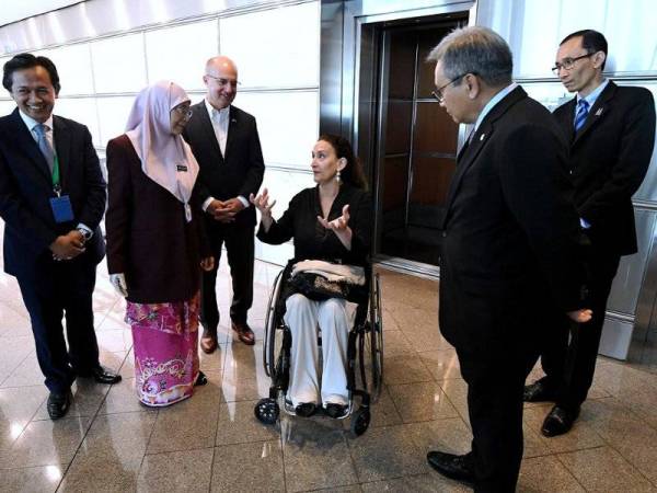 Timbalan Perdana Menteri Datuk Seri Dr Wan Azizah Wan Ismail (dua, kiri) menyambut kedatangan Naib Presiden Argentina Marta Gabriela Michetti (empat, kiri) sempena Majlis Makan Tengah Hari di Menara Berkembar Petronas hari ini. Turut sama Ketua Pegawai Eksekutif KLCC Property Holdings Berhad Datuk Hashim Wahir (kiri). - Foto Bernama 