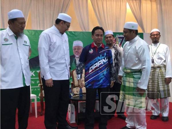 Khairil (tengah) memakai baju baharu Dewan Pemuda Pas Johor sebagai gimik pelancaran Muktamar Tahunan Kali Ke-47 Dewan Pemuda Pas Negeri Johor, di LC Catering di sini hari ini