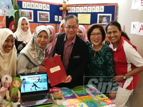 Dr Lee Boon Chye (tengah) ketika melawat tapak pameran Jabatan Pediatrik sempena seminar, hari ini.