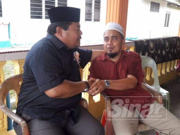 Rosleli (kiri) memenangkan Saipul Nizam ketika menziarahi keluarga tersebut, hari ini.