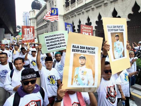 Wajah TMJ turut dipaparkan dalam poster yang dibawa peserta Himpunan Pertahan Kedaulatan Islam di Kuala Lumpur hari ini. - Foto ZAHID IZZANI
