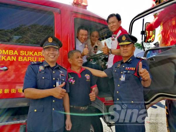 Azmi (kanan) menyambut baik usaha kepimpinan masyarakat menyumbang jentera bagi kegunaan pasukan bomba sukarela. 