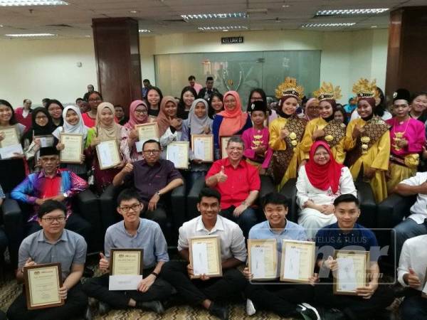 Saifuddin merakamkan gambar bersama penerima pada Majlis Aspirasi Kecemerlangan Akademik dan Pelancaran Program Sinar Kasih Peringkat Parlimen Indera Mahkota di Swiss Garden Hotel Kuantan di sini, hari ini.