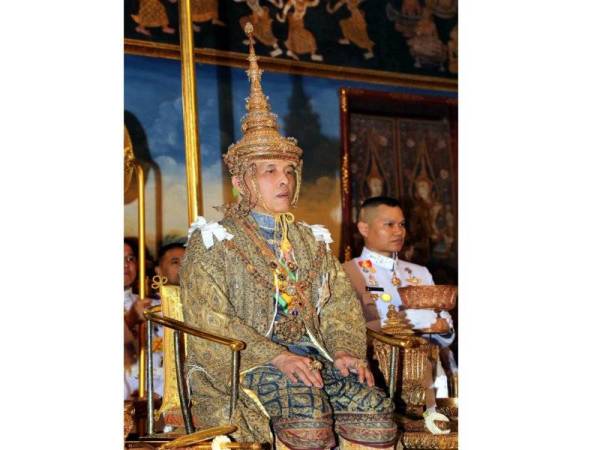 Raja Maha Vajiralongkorn ditabalkan menjadi Raja Thailand yang baharu dengan gelaran Raja Rama X. - Foto Bernama
