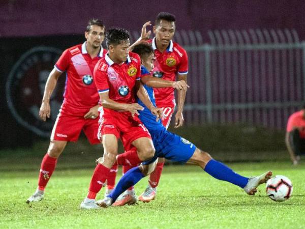 Pemain Kelantan, Mohamad Hakimi (depan) menghalang pemain Sarawak pada pertemuan Liga Premier di Kota Bharu, sebentar tadi.