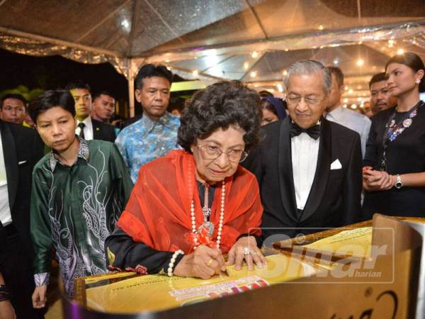 Dr Mahathir dan Dr Siti Hasmah hadir menyerikan Majlis Gala Makan Malam Amal Kasih Perak di Taman Tema Animasi Studio (MAPS), malam tadi.
