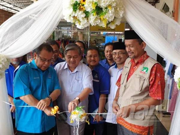 Abdul Fattah (kiri) membuat gimik memotong riben sewaktu Majlis Pra Pelancaran Program BA100 yang berlangsung di Masjid Saujana Utama.