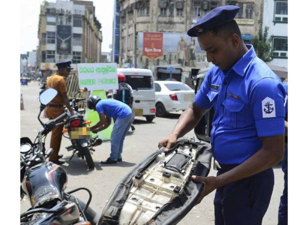 Pihak berkuasa di Sri Lanka memperketat kawalan keselamatan ekoran serangan bom yang mengorbankan lebih 250 nyawa pada 21 April lalu. -Foto AFP