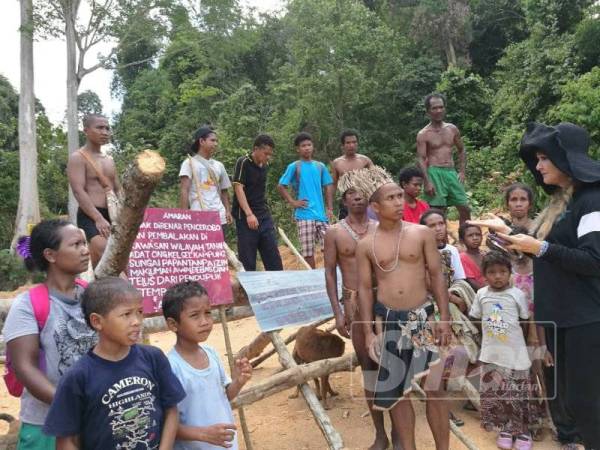 Shariffa Sabrina meninjau sekatan yang dibina penduduk di Tasik Cunex, Gerik.