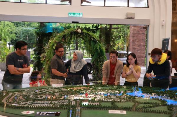 
Pengunjung tidak melepaskan peluang melihat pembangunan baharu Reef of Tropic Fasa 1 yang dilancarkan di Setia Eco Glades, Cyberjaya baru-baru ini.