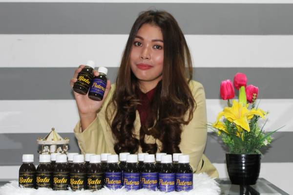 
Pengasas Jus Ratu dan Jus Putera, Hanna Bahari menunjukkan produk keluaran Diemes Cosmetic itu yang turut dikenali sebagai jus bajet.