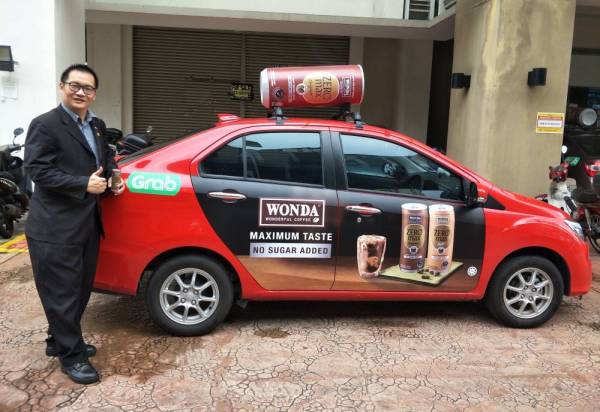 Pelbagai kejutan menanti pelanggan yang menempah kereta Grab berjenama Wonda Coffee.