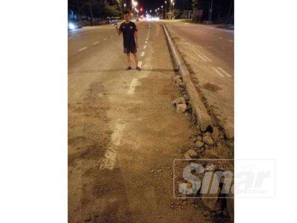 Teck Keng meninjau kerosakan pembahagi jalan akibat dirempuh kenderaan baru-baru ini.