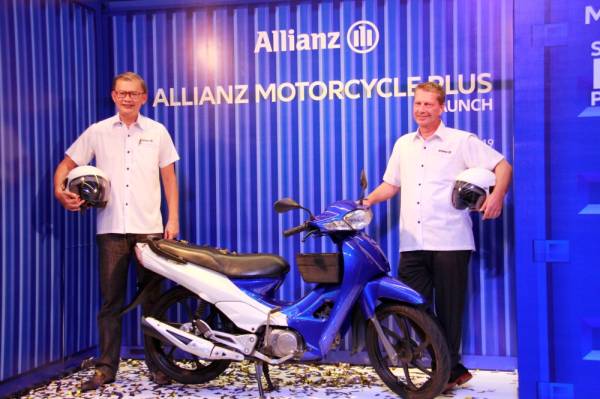 
Zakri Khir (kiri) bersama Ketua Bahagian Jualan dan Pengagihan Allianz General, Horst H Habbig pada majlis pelancaran mudah Allianz Motorcycle, baru-baru ini.