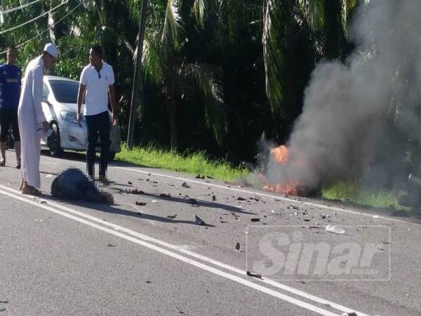 Salah seorang mangsa mengalami kecederaan, manakala motosikal ditunggang Mohamad Izwan terbakar selepas pelanggaran dengan sebuah motosikal lain di simpang tiga Jalan Bumi Hijau, Kampung Banting semalam.