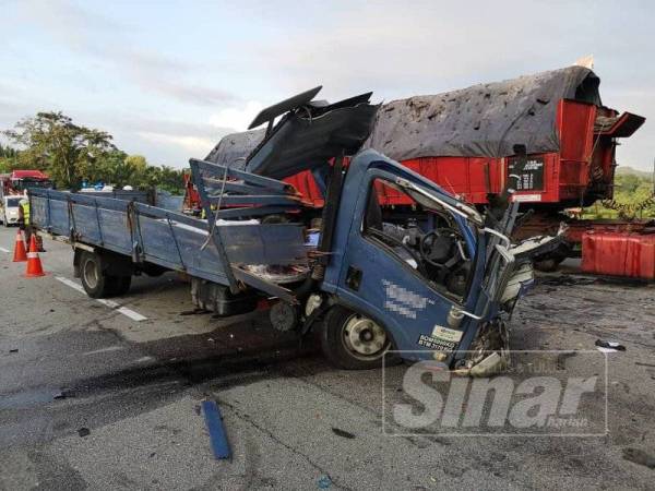 Lori yang dinaiki tiga mangsa remuk di bahagian hadapan selepas melanggar belakang treler rosak yang berhenti di lorong kecemasan di Tanjung Malim, hari ini.