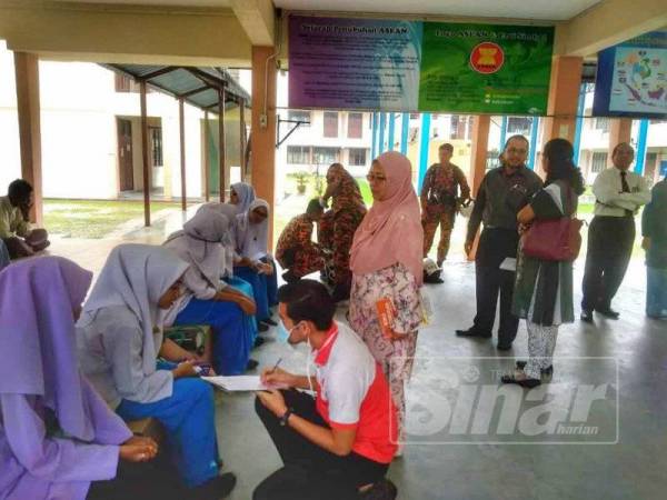 Seramai 13 pelajar SMK Bayan Lepas mengalami sesak nafas ketika mengikuti subjek Kimia pagi tadi.