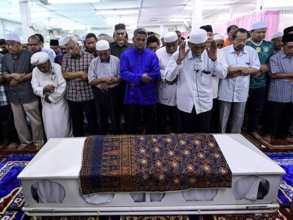 Jenazah Bekas Pengurus Besar Bernama Datuk Syed Jamil Syed Jaafar disembahyangkan di Madrasah Tarbiyah, Gombak sebelum dikebumikan di Tanah Perkuburan Islam Raudhatul Sakinah, hari ini. Foto: Bernama