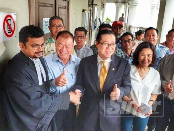 Guan Eng (tengah) hadir ke mahkamah bagi urusan kes fitnahnya oleh bekas Pengerusi BN, Teng Chang Yeow pagi tadi.