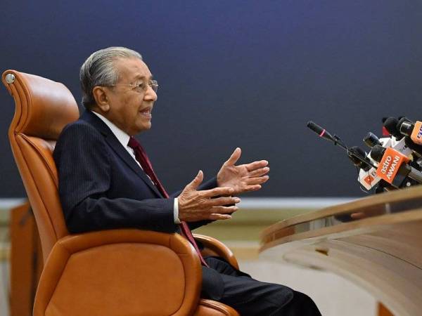 Dr Mahathir semasa sidang media di Bangunan Perdana Putrajaya hari ini. - Foto Bernama