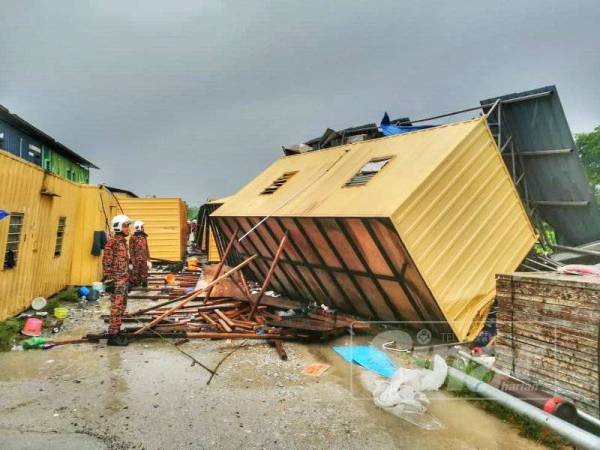 Lapan buah kontena yang dijadikan tempat tinggal pekerja terbalik dipukul ribut di tapak pembinaan di Kuala Jalan Baru, Balik Pulau pagi tadi.