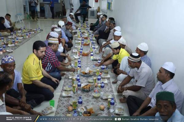 Pekerja asing dan umat Islam menerima juadah berbuka puasa diraja di Masjid India hari ini.