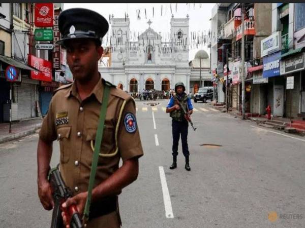 Anggota keselamatan berkawal di hadapan Gereja St Anthony di Colombo, beberapa hari selepas siri serangan yang meragut lebih 250 nyawa. - Foto Reuters