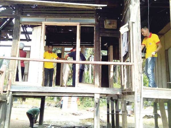 Kerja baik pulih rumah pusaka dilakukan secara bergotong-royong di Kampung Asahan.