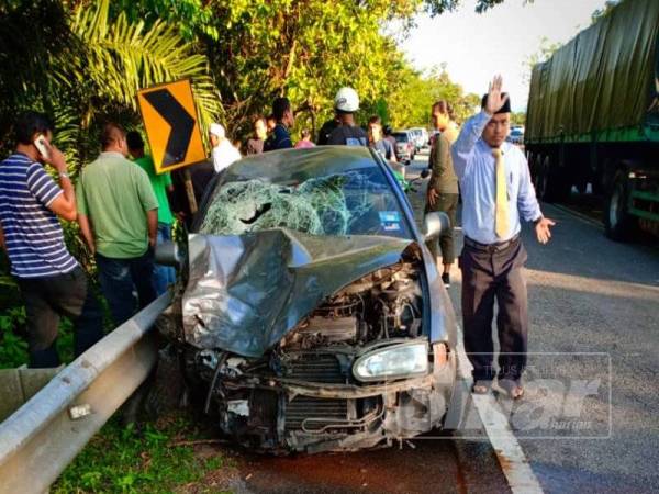 Keadaan Proton Wira remuk bahagian depan dalam kemalangan maut di Kampung Nibong, Tanah Merah pagi tadi. - Foto: Ihsan Pembaca